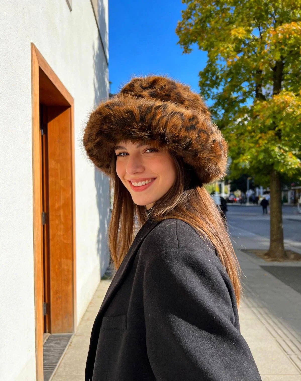 Luxurious leopard print faux fur bucket hat Warm Thickened hat women Cozy Fashionable Winter Gift Fishermen Hats Fluffy Snow cap