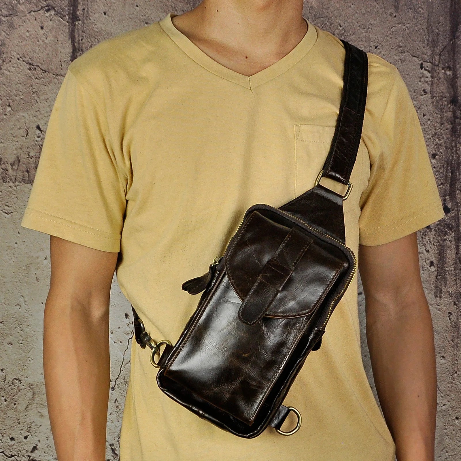 Hot Sell Men Genuine Bull Leather Vintage Coffee Triangle Chest Sling Bag Design Travel Daypack One Shoulder Crossbody Bag XB571