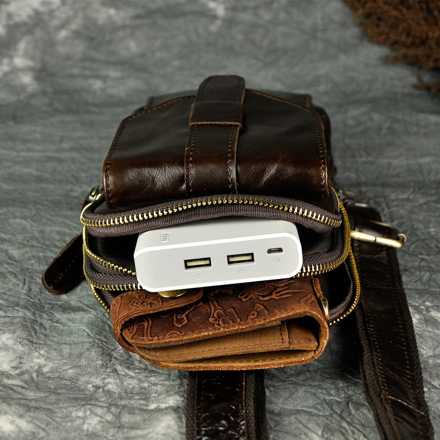 Hot Sell Men Genuine Bull Leather Vintage Coffee Triangle Chest Sling Bag Design Travel Daypack One Shoulder Crossbody Bag XB571