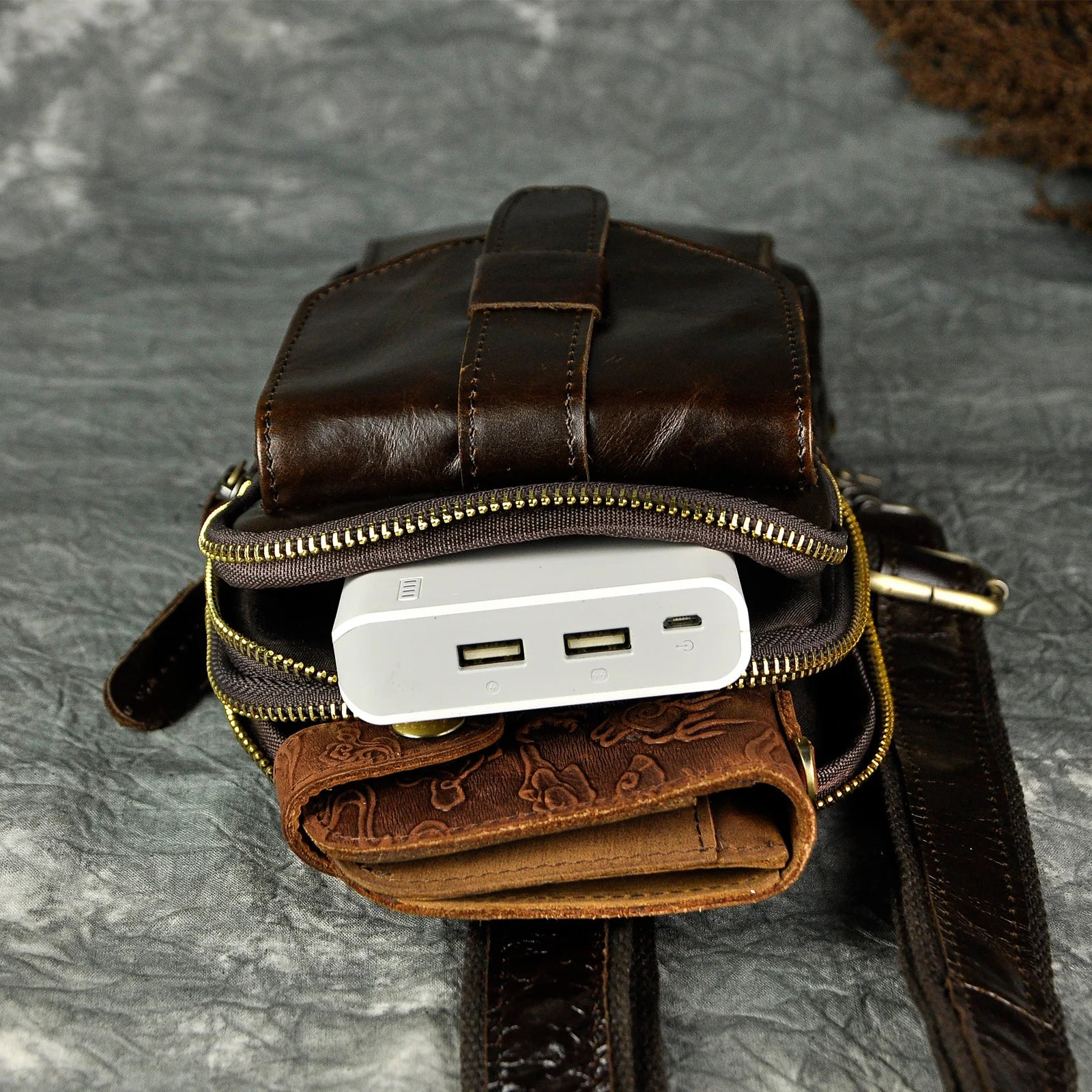 Hot Sell Men Genuine Bull Leather Vintage Coffee Triangle Chest Sling Bag Design Travel Daypack One Shoulder Crossbody Bag XB571