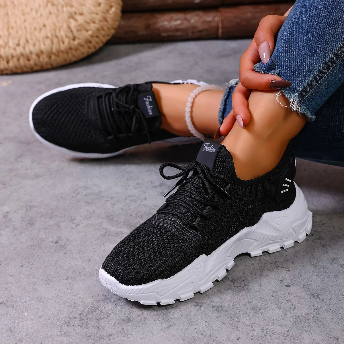 Women’s stylish, breathable, knitted sports shoes for spring and autumn. Casual, lightweight, soft-soled walking shoes