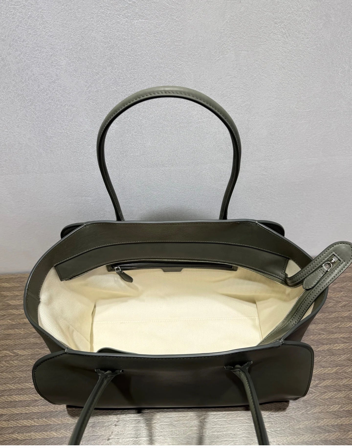 36cm Top-Grain Cowhide Tote — Effortless Everyday Elegance