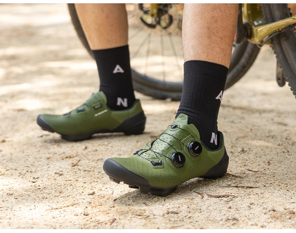 Santic Cycling Shoes Men's Mountain Carbon Fiber Lock Shoes Bicycle Riding Equipment Grade 14 Lightweight TMS24050