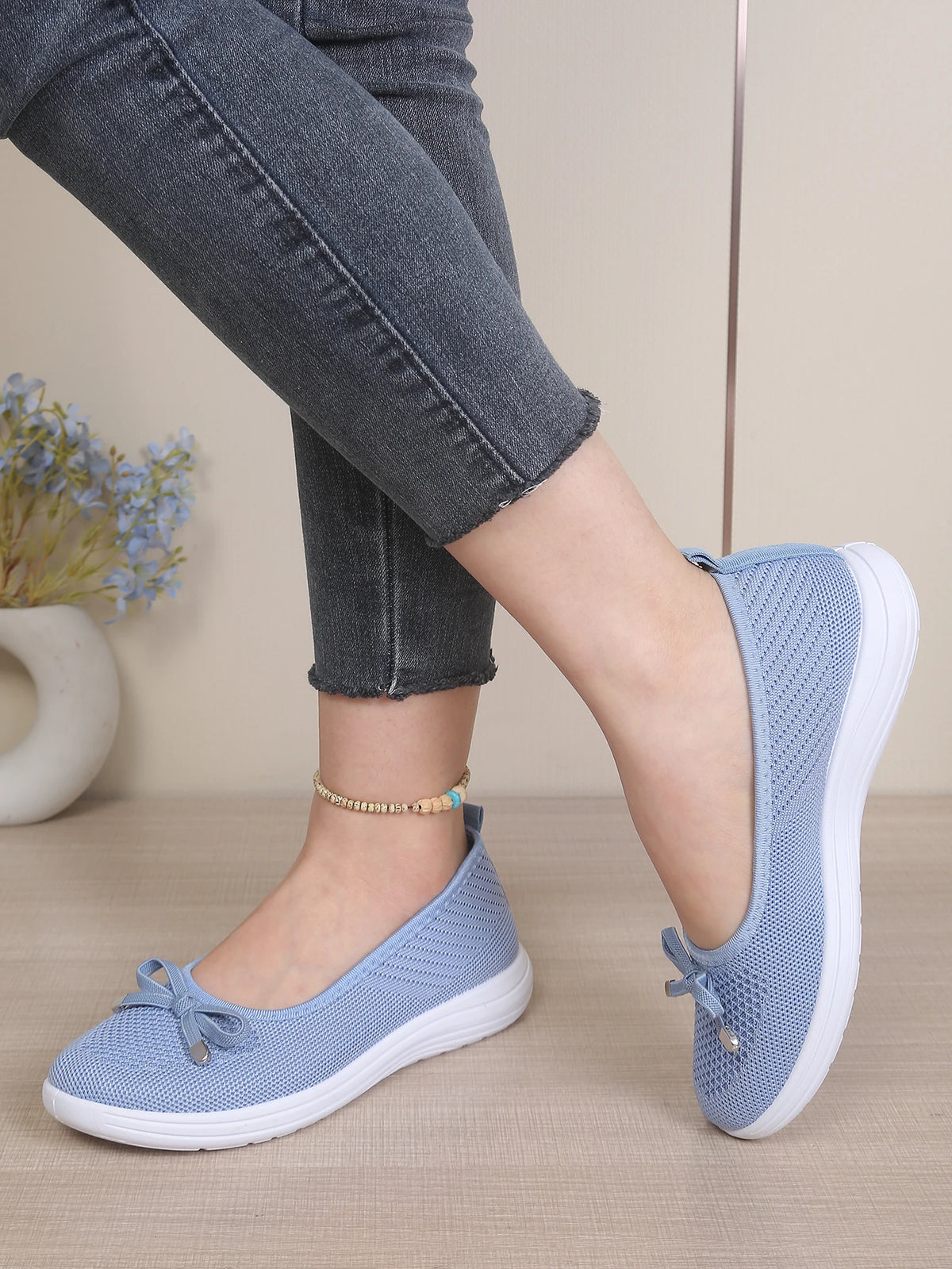 Women's Breathable Mesh Flat Shoes, Decorated with a Bow, Are Lightweight and Comfortable, Perfect for Mom Shoes.