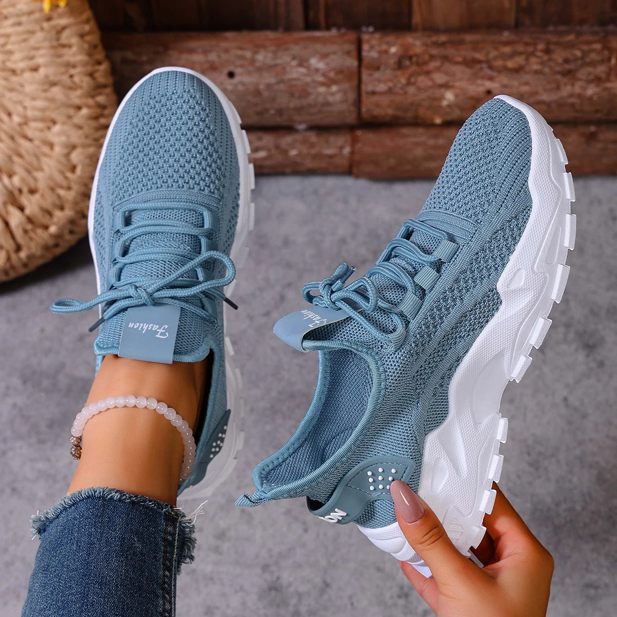 Women’s stylish, breathable, knitted sports shoes for spring and autumn. Casual, lightweight, soft-soled walking shoes
