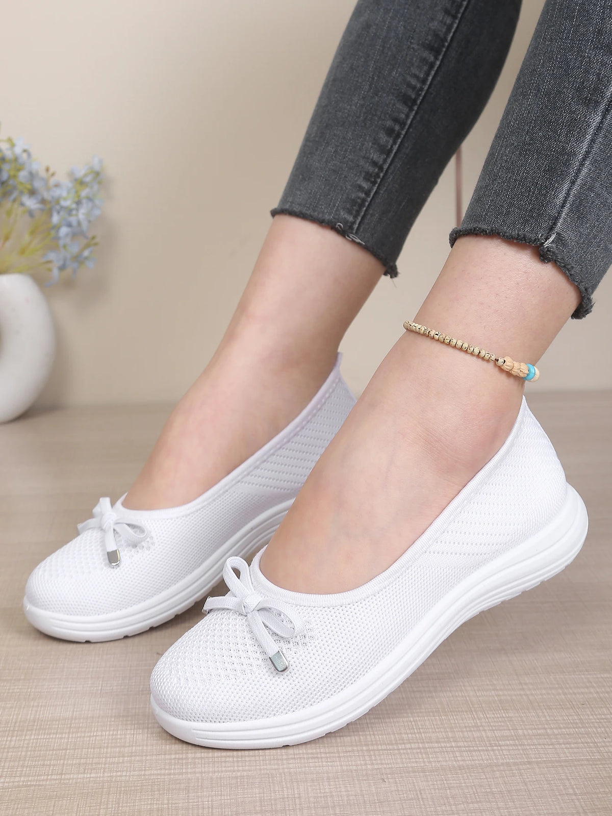 Women's Breathable Mesh Flat Shoes, Decorated with a Bow, Are Lightweight and Comfortable, Perfect for Mom Shoes.