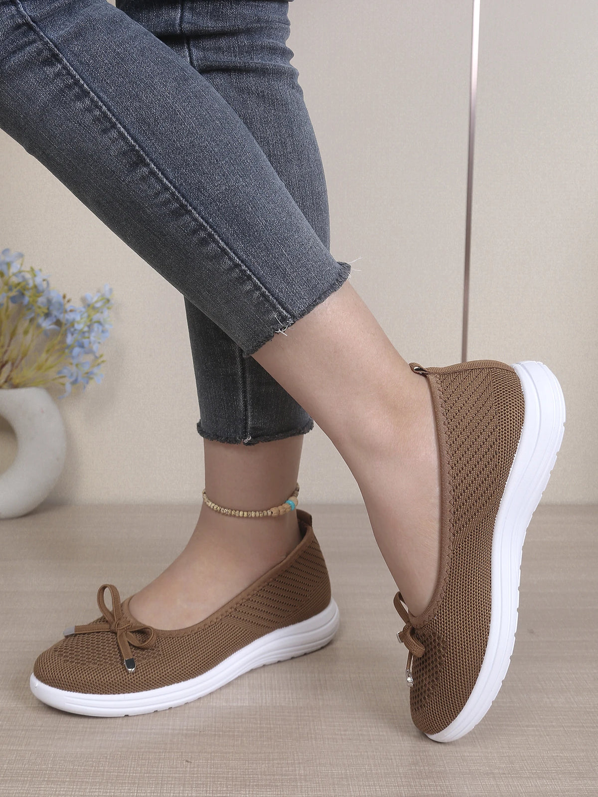 Women's Breathable Mesh Flat Shoes, Decorated with a Bow, Are Lightweight and Comfortable, Perfect for Mom Shoes.