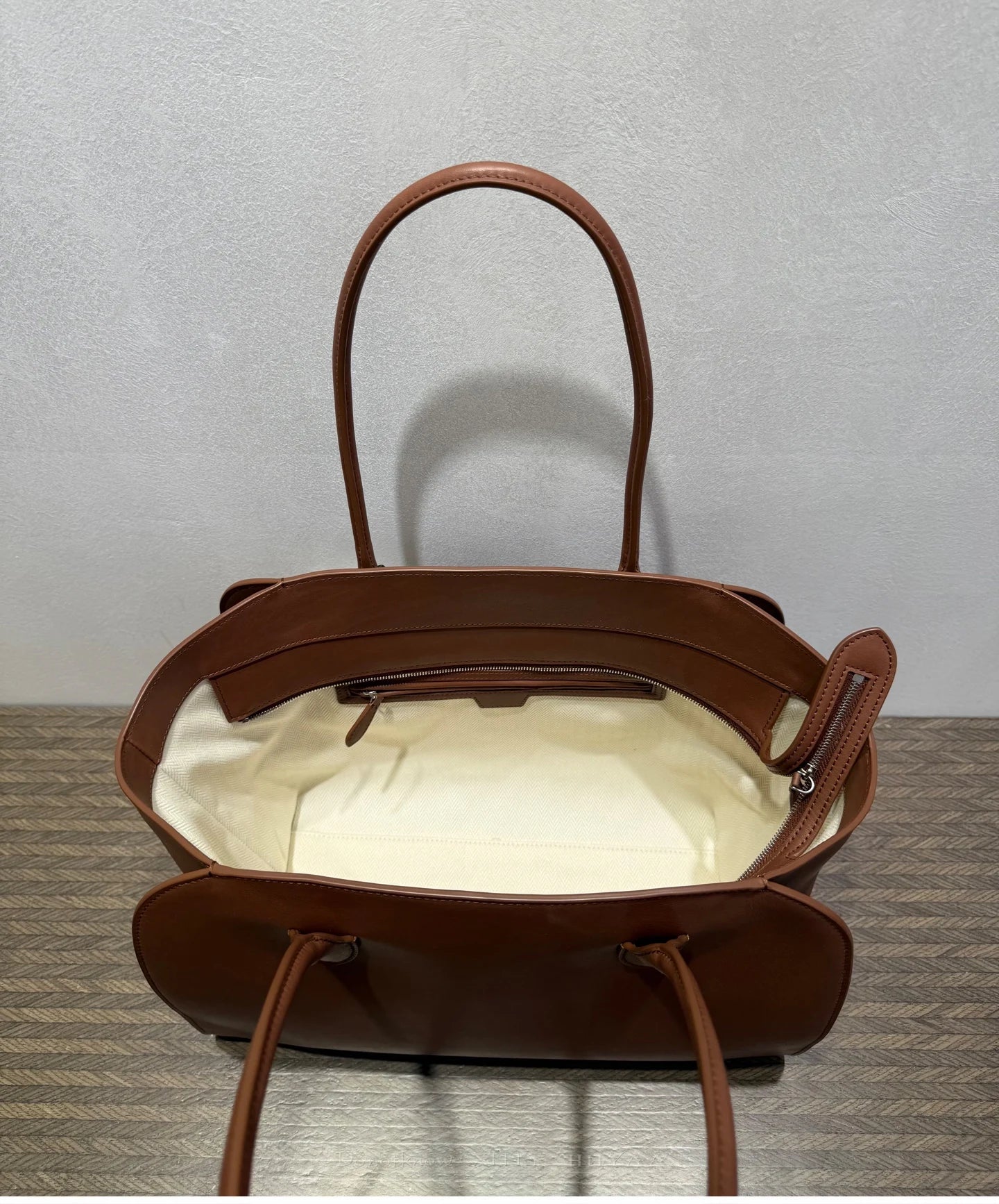 36cm Top-Grain Cowhide Tote — Effortless Everyday Elegance