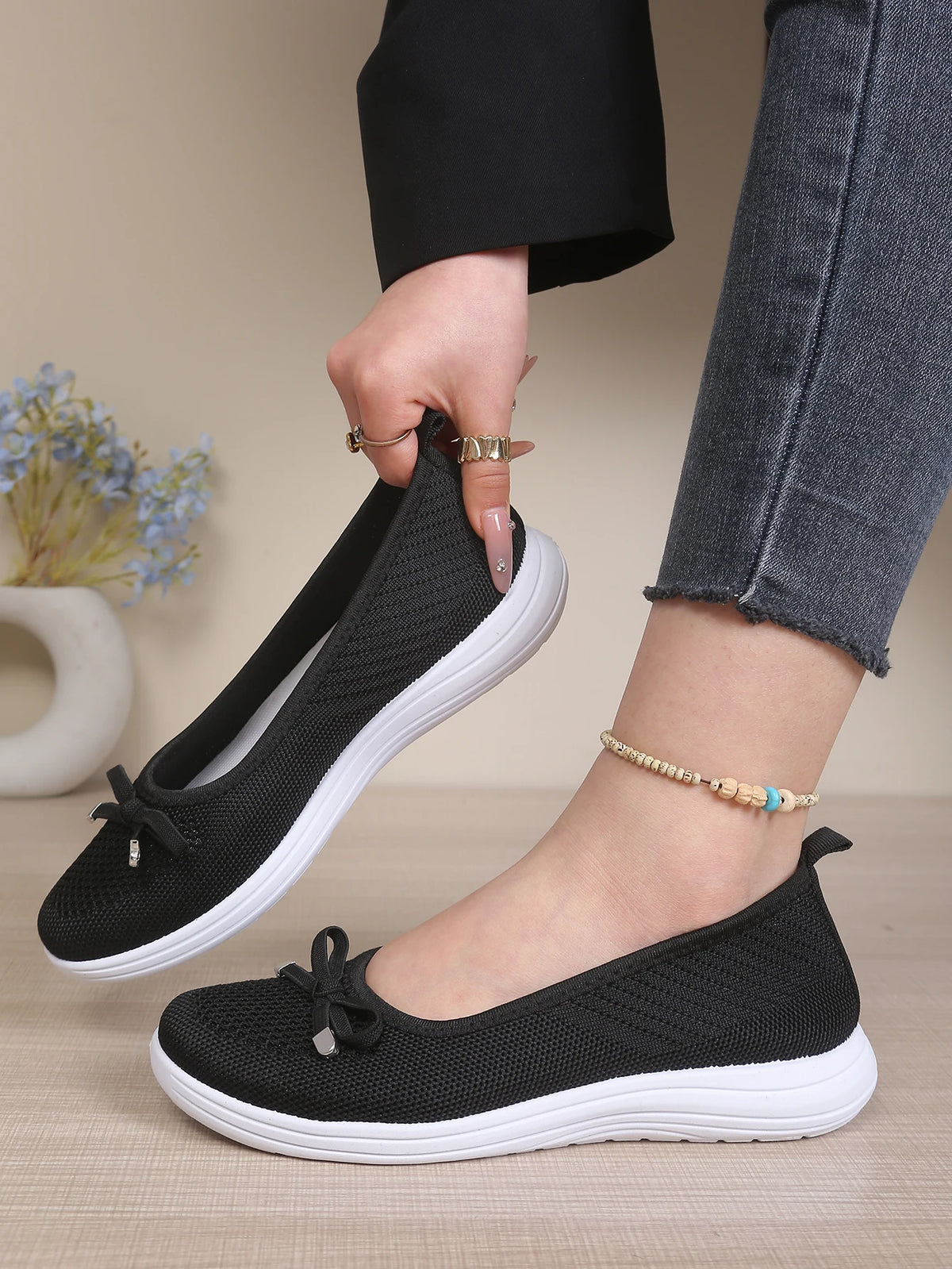 Women's Breathable Mesh Flat Shoes, Decorated with a Bow, Are Lightweight and Comfortable, Perfect for Mom Shoes.