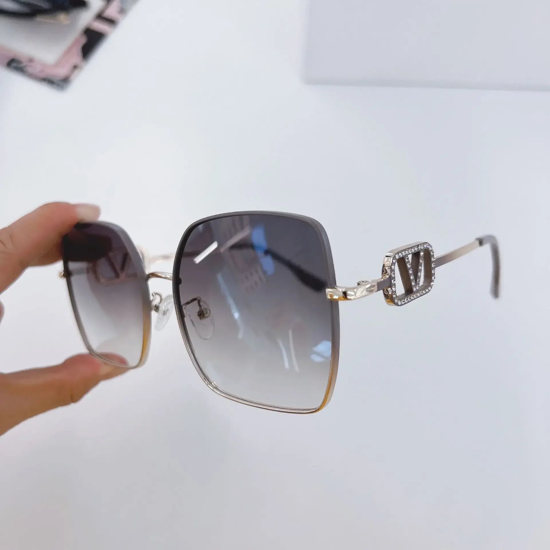 2025 New Fashion Metal Square Polarized Sun Glasses Women Luxury Diamond UV400 Sunglasses Ladies Oversized Eyewears Gafas De Sol