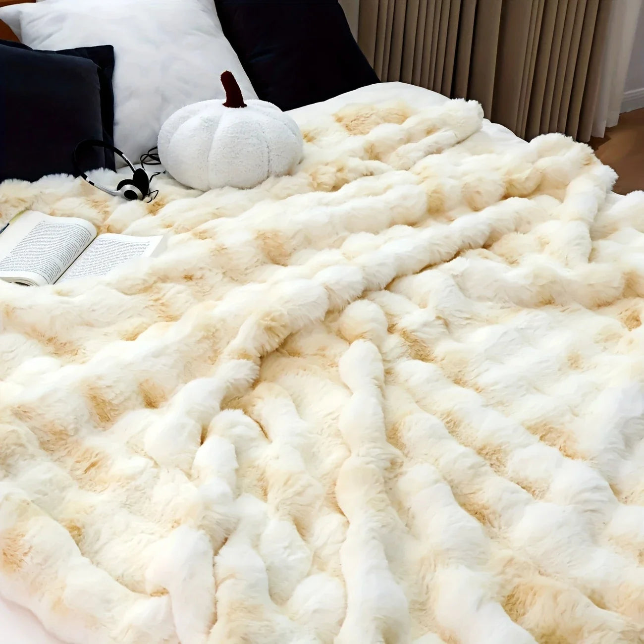 Luxury Faux Rabbit Fleece Throw – Ultra-Soft & Warm Knit Blanket