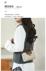 Fashionable and trendy one-shoulder bag, retro crossbody bag, simple and elegant small square bag for women.