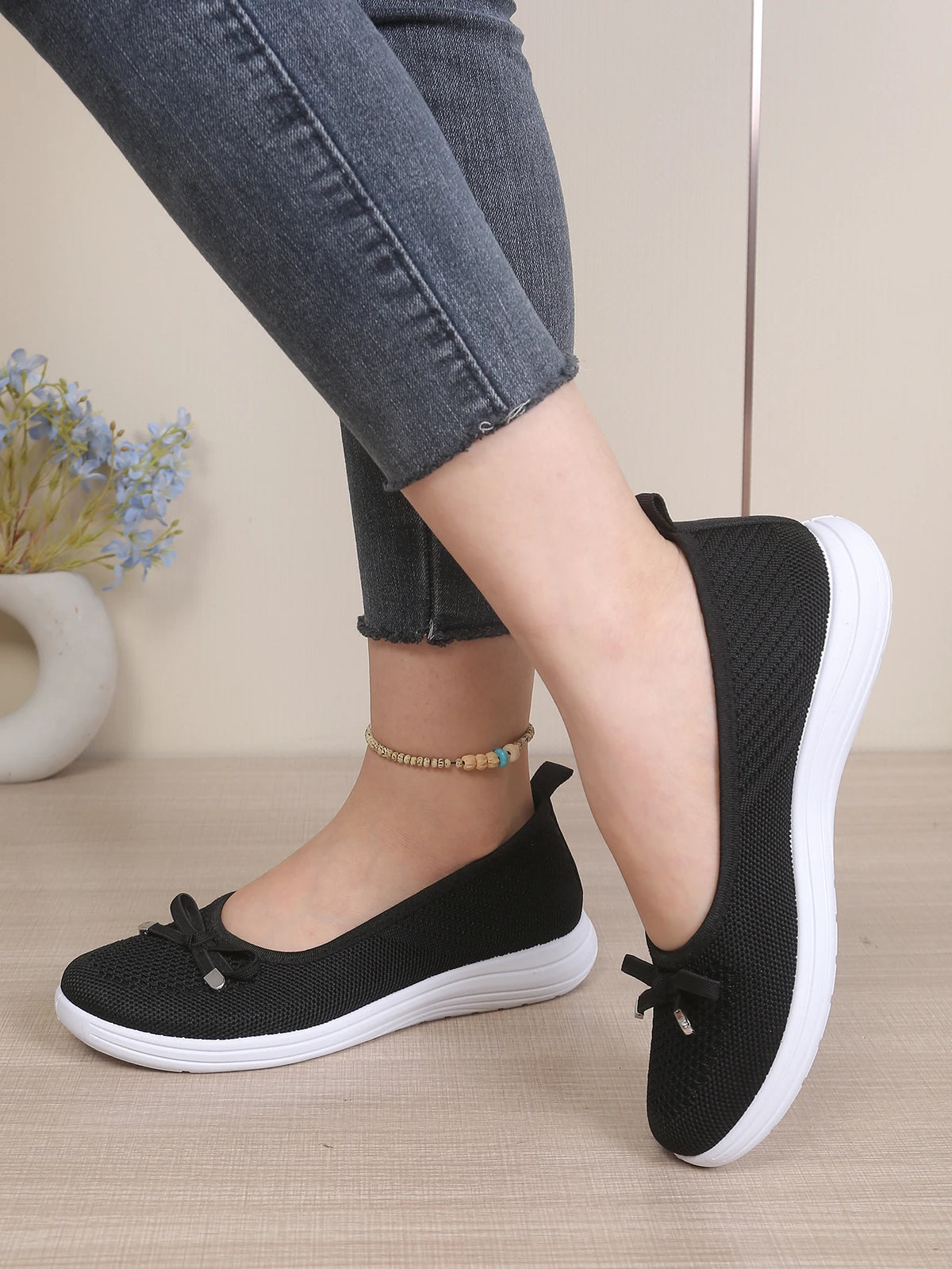Women's Breathable Mesh Flat Shoes, Decorated with a Bow, Are Lightweight and Comfortable, Perfect for Mom Shoes.