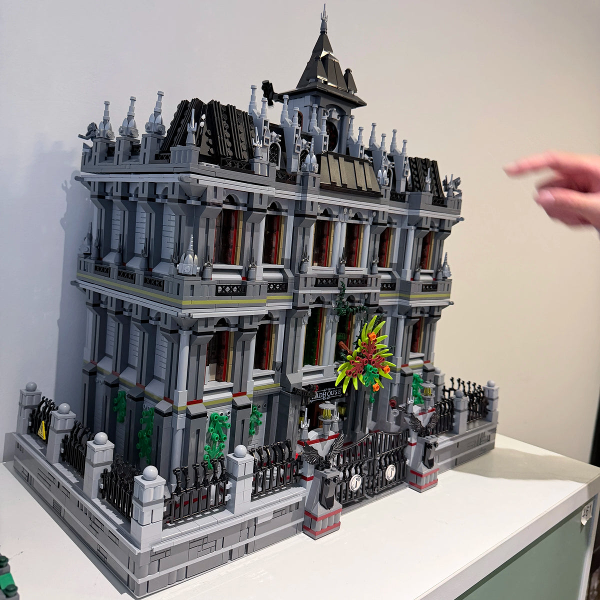 7527PCS Gothic Psychiatric Hospital Lunatic Hospital Building Blocks Set Haunted Mansion Style Construction Bricks Model Kit with Ornate Facade and Fence Details DIY Assembly Toys for Adults Ideal Birthday Holiday Gift Home O