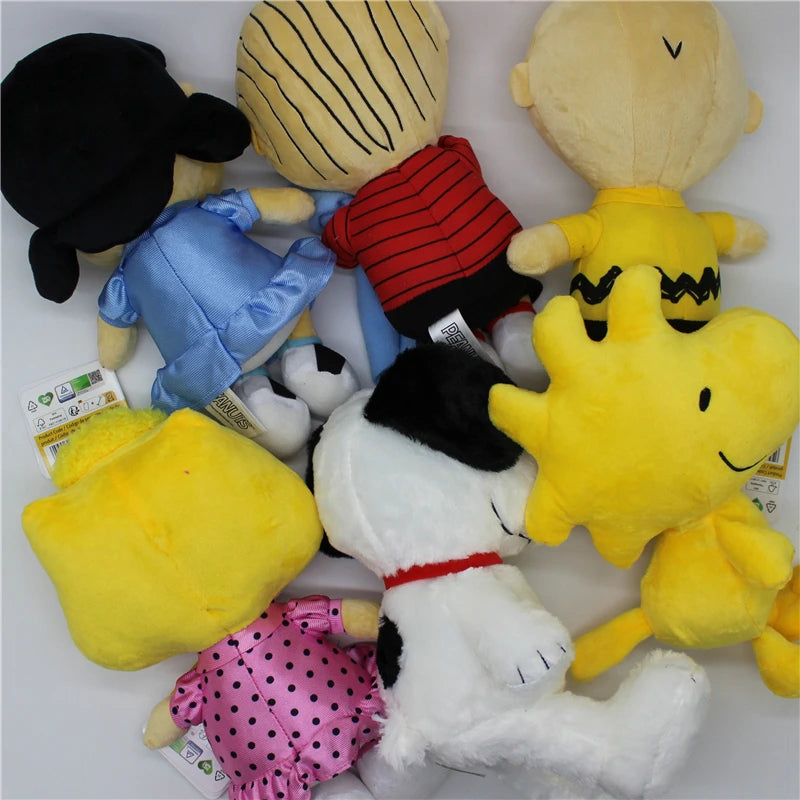 1piece 28CM high quality Cartoon Peanuts Snoopy Charlie Sally Woods Plush soft toys Snoopy dog animal dolls best Christmas gift