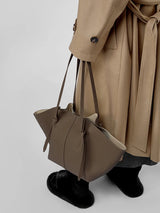 New Women's Large Capacity Cowhide Tote Fashionable Bat Wing Design Genuine Leather Handbag for Commuting Versatile Ladies Bag
