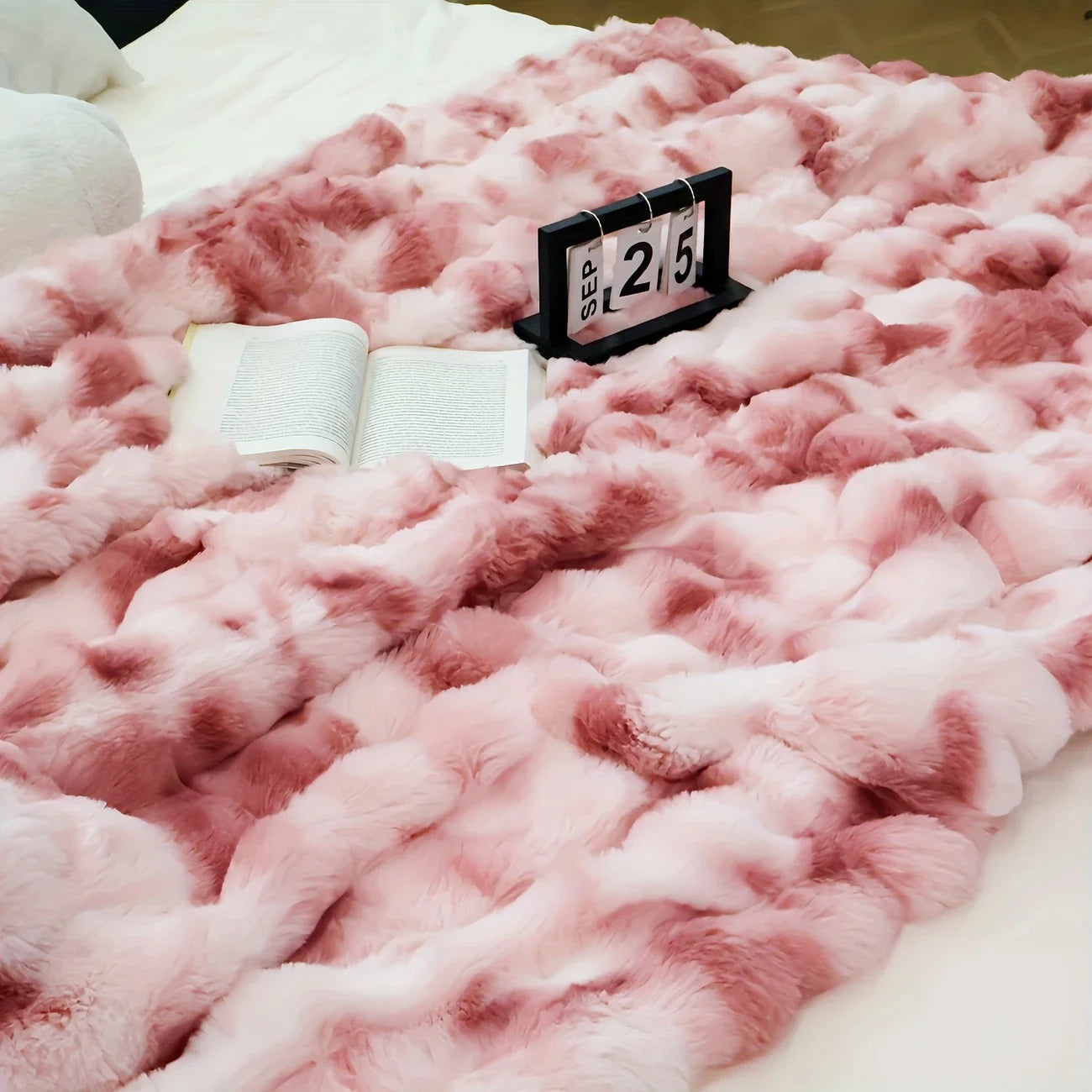 Luxury Faux Rabbit Fleece Throw – Ultra-Soft & Warm Knit Blanket