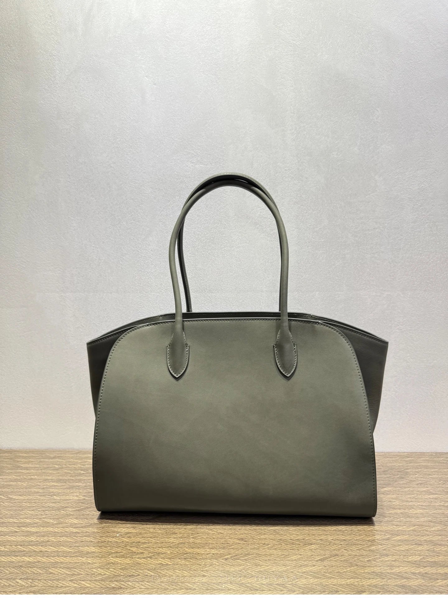 36cm Top-Grain Cowhide Tote — Effortless Everyday Elegance