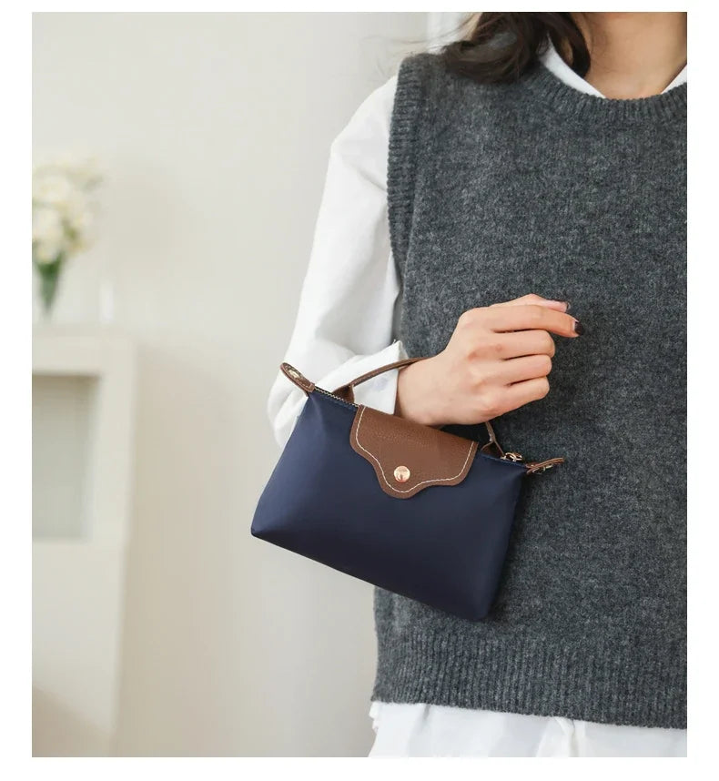 Fashionable and trendy one-shoulder bag, retro crossbody bag, simple and elegant small square bag for women.