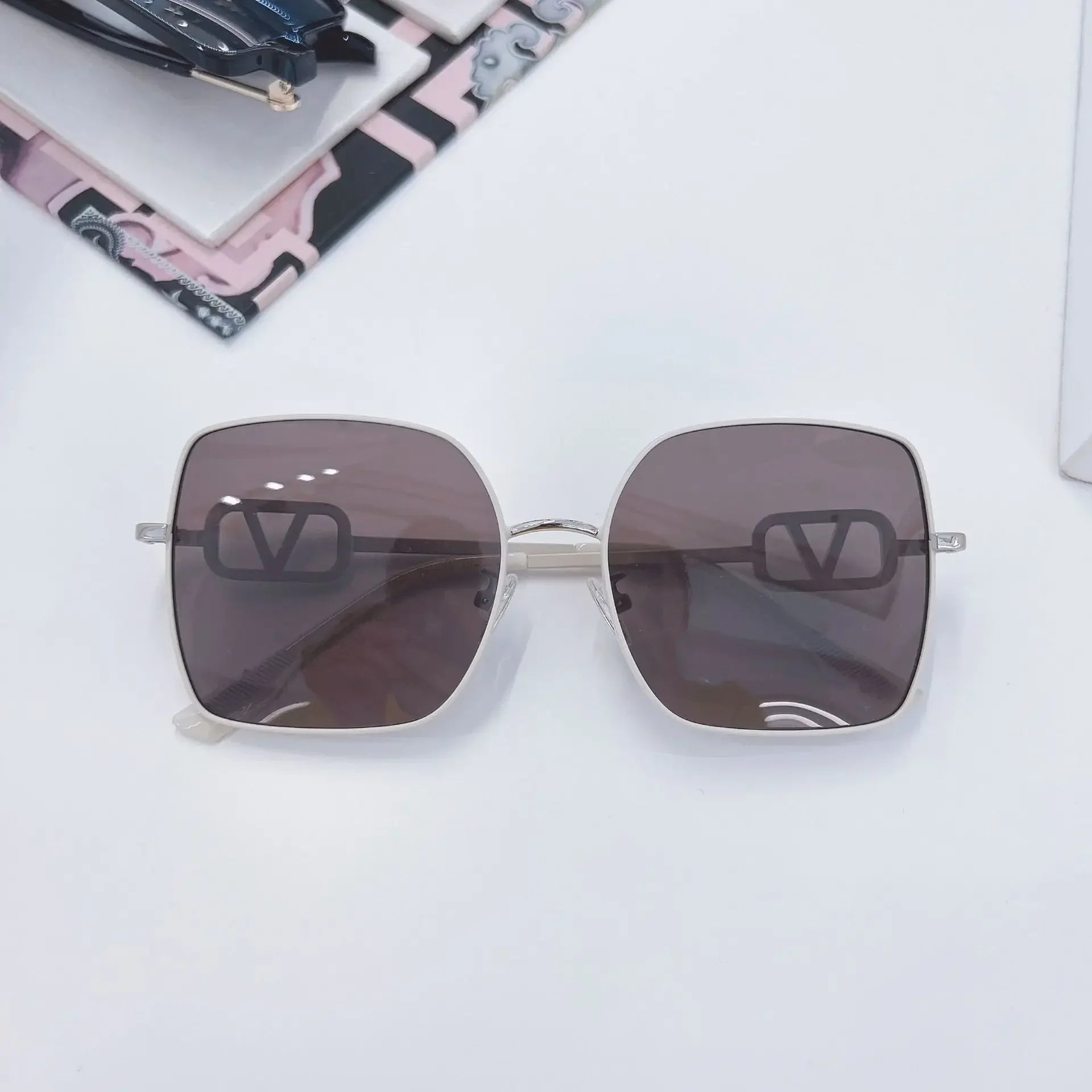 2025 New Fashion Metal Square Polarized Sun Glasses Women Luxury Diamond UV400 Sunglasses Ladies Oversized Eyewears Gafas De Sol