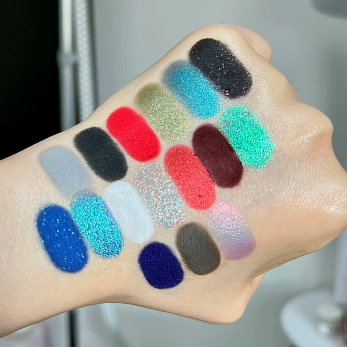 Qianyan 16-Color Eyeshadow Palette – Glitter, Matte & Shimmer