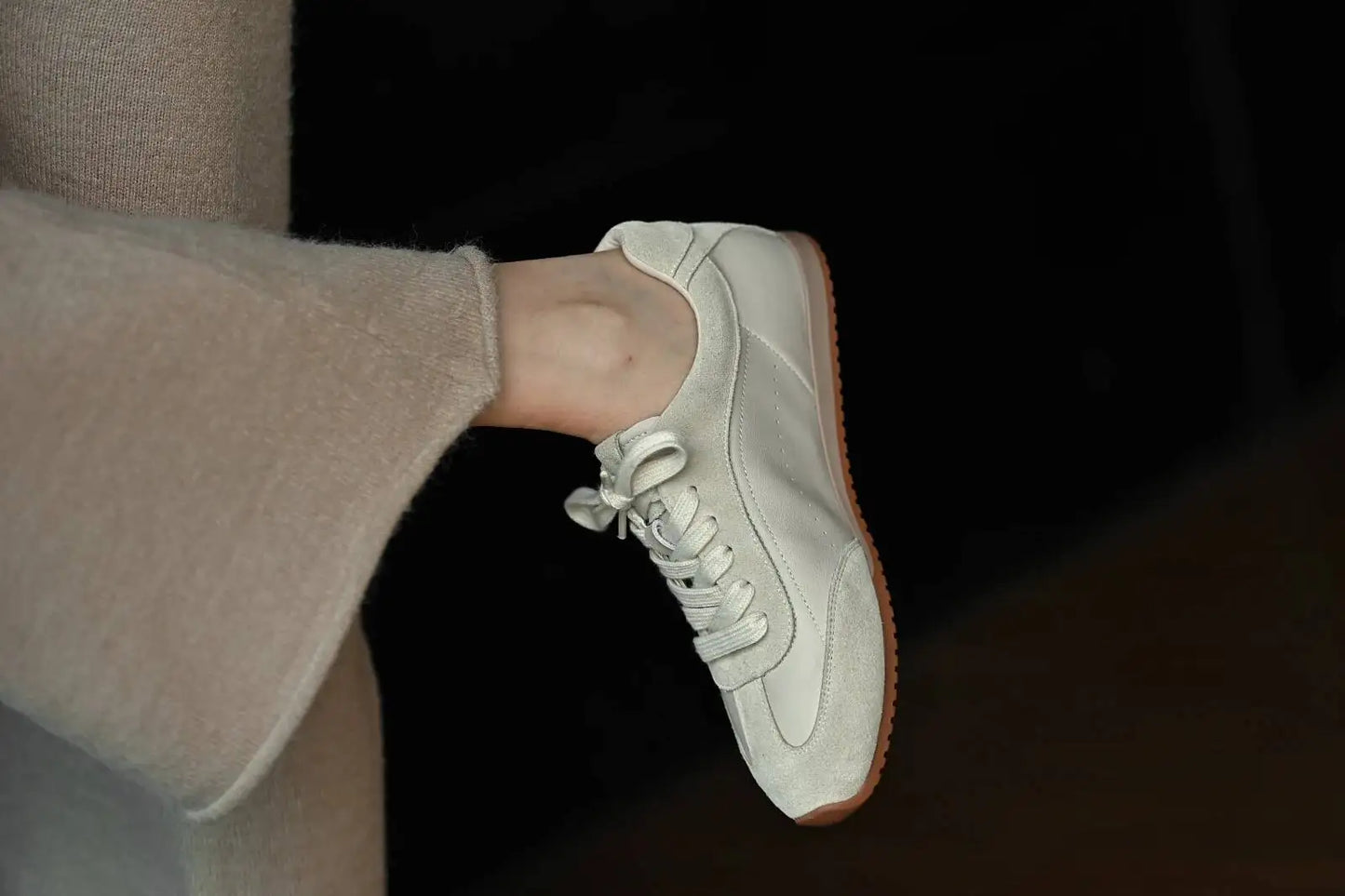 Women's Genuine Leather Retro Lace-Up Flat Sneakers