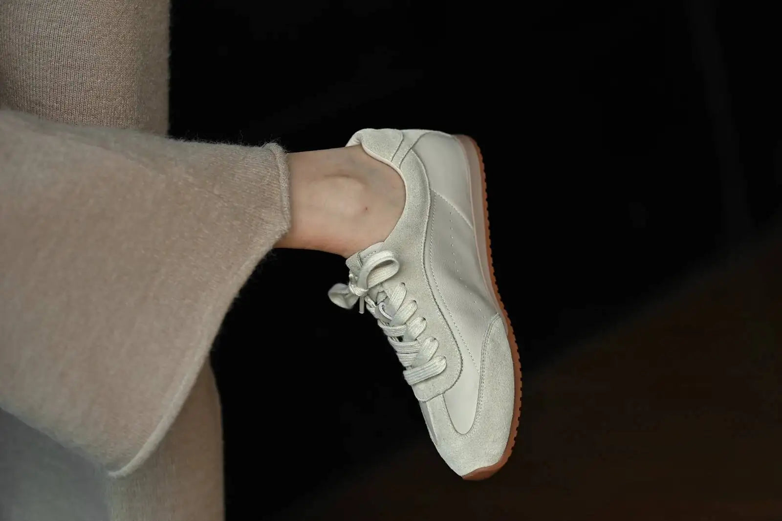 Women's Genuine Leather Retro Lace-Up Flat Sneakers