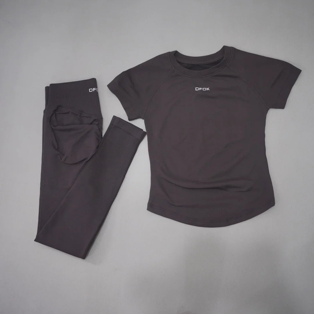 Women's Seamless Yoga Set with High-Waist Leggings