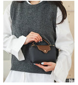 Fashionable and trendy one-shoulder bag, retro crossbody bag, simple and elegant small square bag for women.