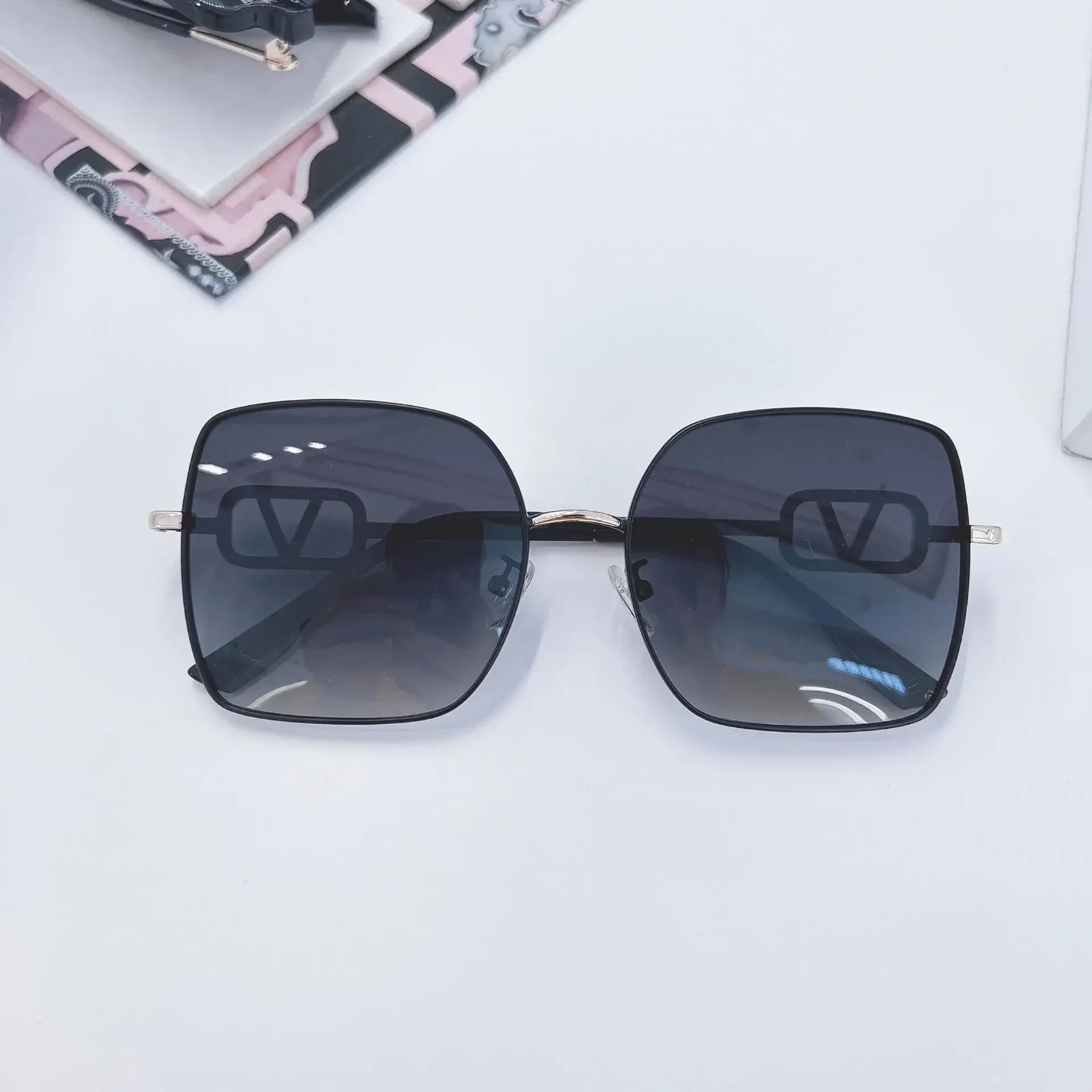 2025 New Fashion Metal Square Polarized Sun Glasses Women Luxury Diamond UV400 Sunglasses Ladies Oversized Eyewears Gafas De Sol