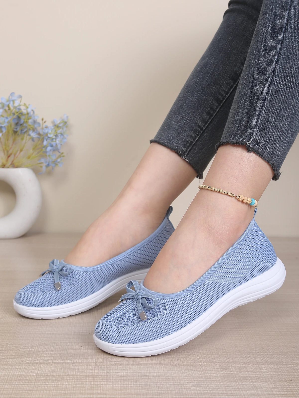 Women's Breathable Mesh Flat Shoes, Decorated with a Bow, Are Lightweight and Comfortable, Perfect for Mom Shoes.