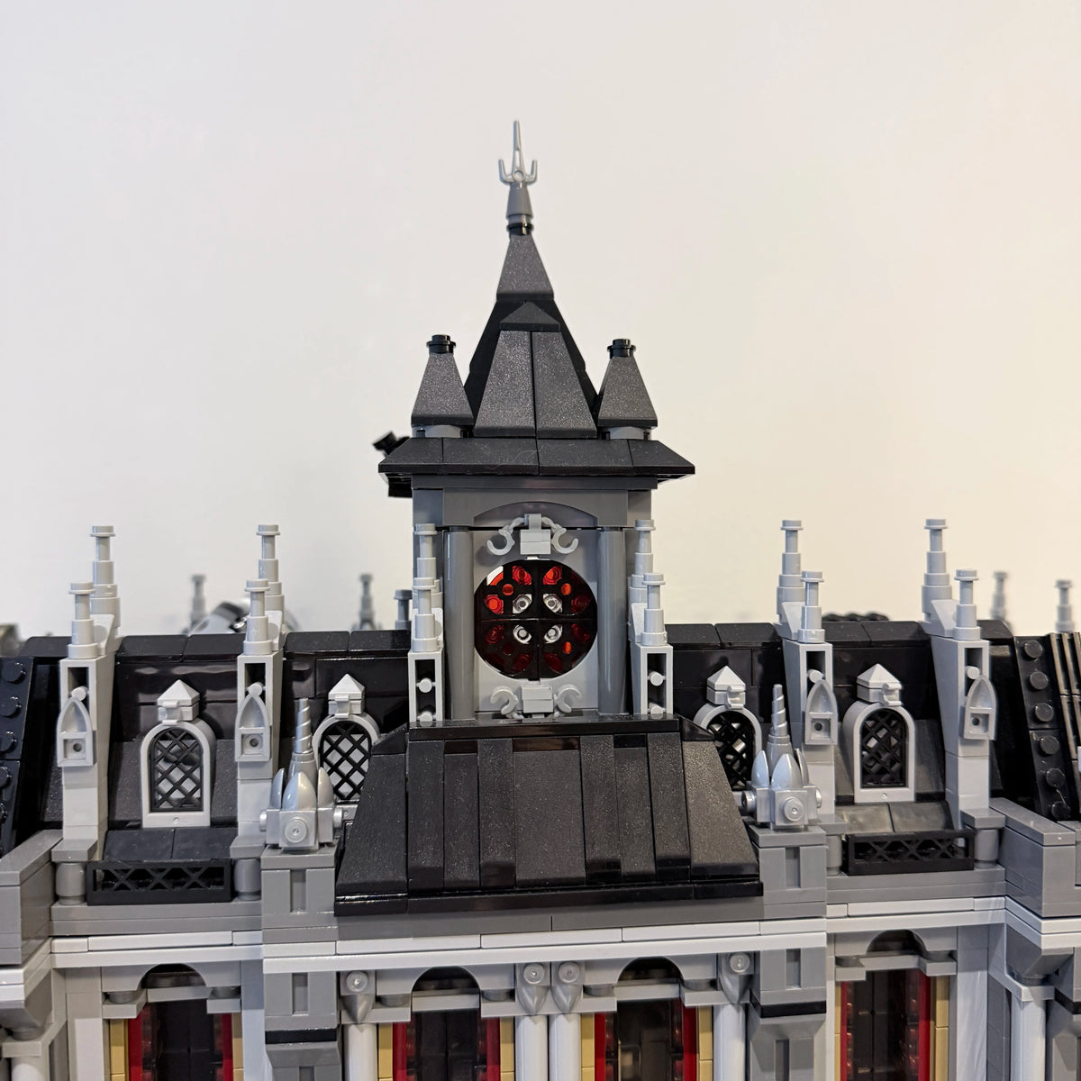 7527PCS Gothic Psychiatric Hospital Lunatic Hospital Building Blocks Set Haunted Mansion Style Construction Bricks Model Kit with Ornate Facade and Fence Details DIY Assembly Toys for Adults Ideal Birthday Holiday Gift Home O