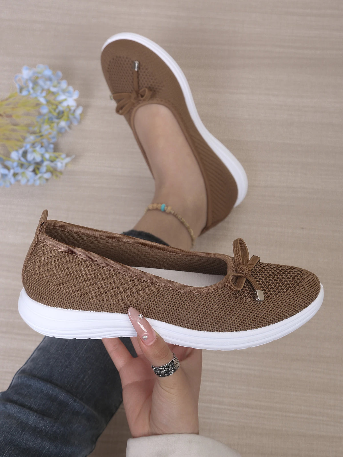 Women's Breathable Mesh Flat Shoes, Decorated with a Bow, Are Lightweight and Comfortable, Perfect for Mom Shoes.
