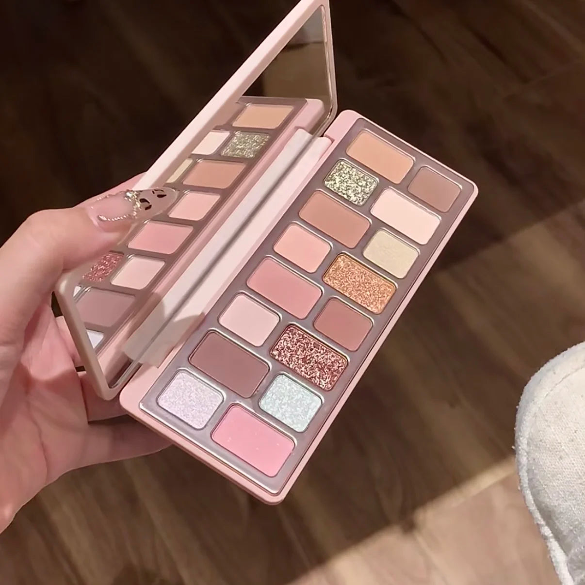 Qianyan 16-Color Eyeshadow Palette – Glitter, Matte & Shimmer