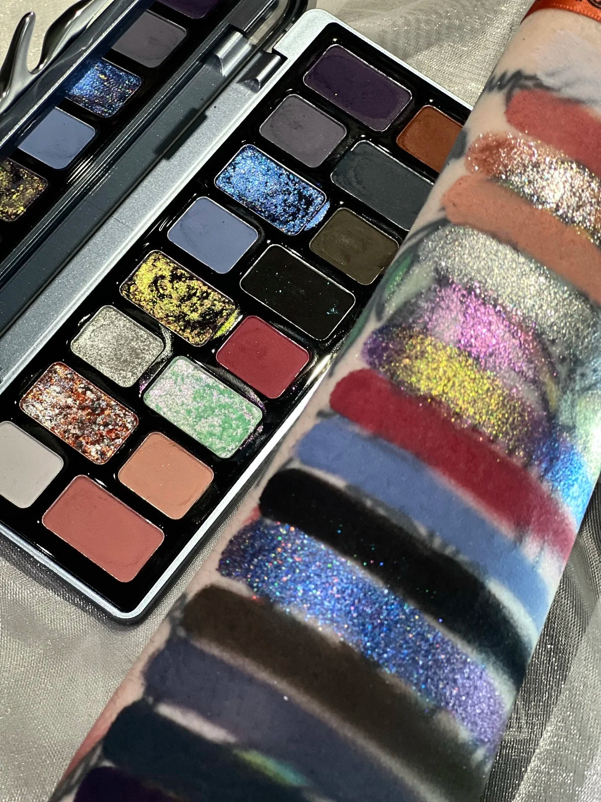 Qianyan Cheeryep 16 Color Eyeshadow Palette Glitter Chamelon Matte Pearlescent Flash Plate Cowherd Sequins