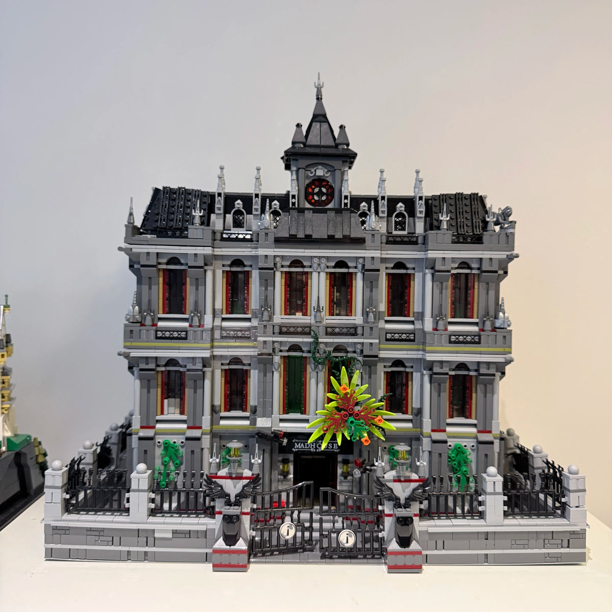 7527PCS Gothic Psychiatric Hospital Lunatic Hospital Building Blocks Set Haunted Mansion Style Construction Bricks Model Kit with Ornate Facade and Fence Details DIY Assembly Toys for Adults Ideal Birthday Holiday Gift Home O
