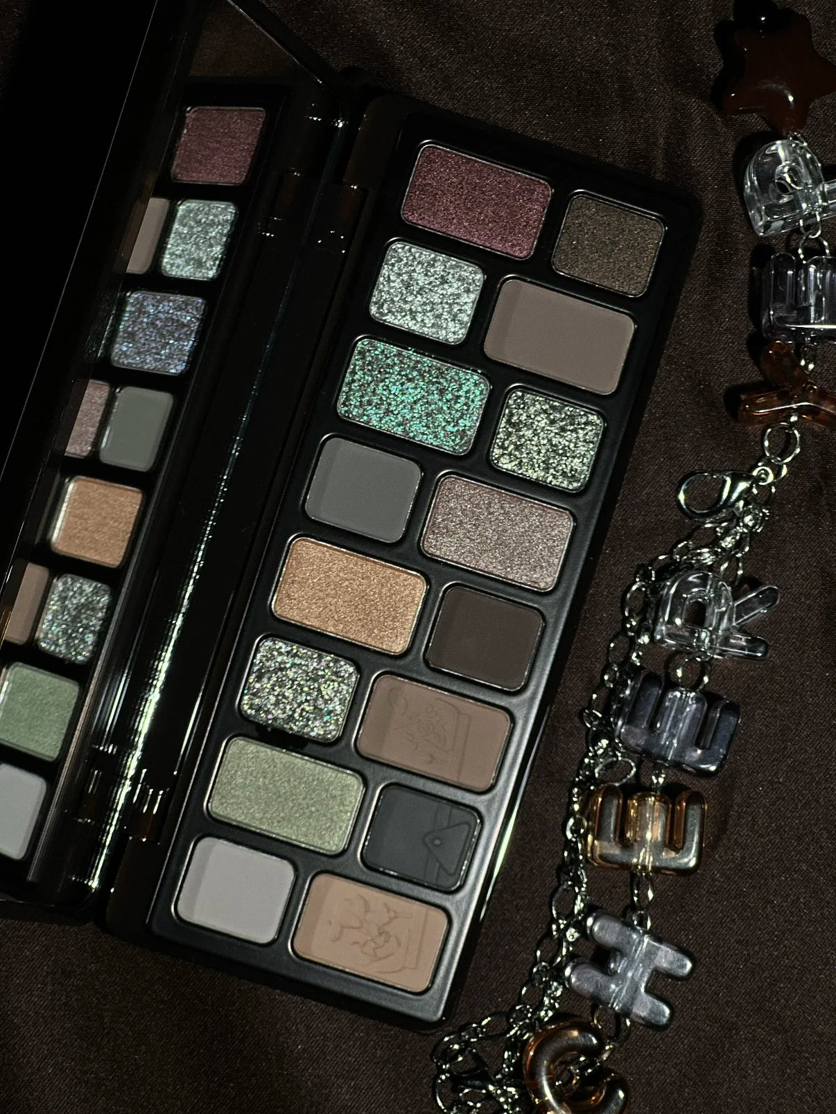 Qianyan 16-Color Eyeshadow Palette – Glitter, Matte & Shimmer