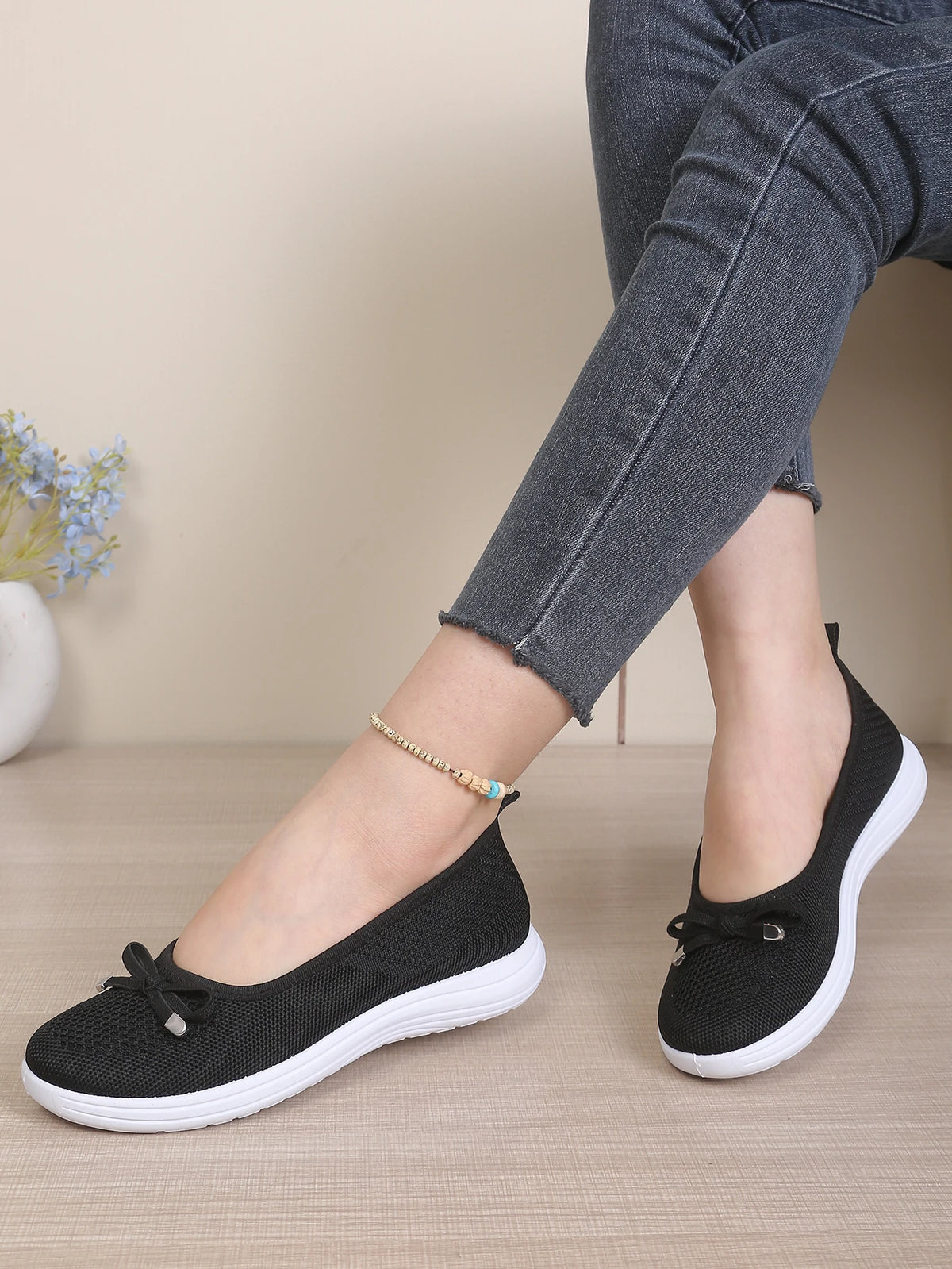 Women's Breathable Mesh Flat Shoes, Decorated with a Bow, Are Lightweight and Comfortable, Perfect for Mom Shoes.