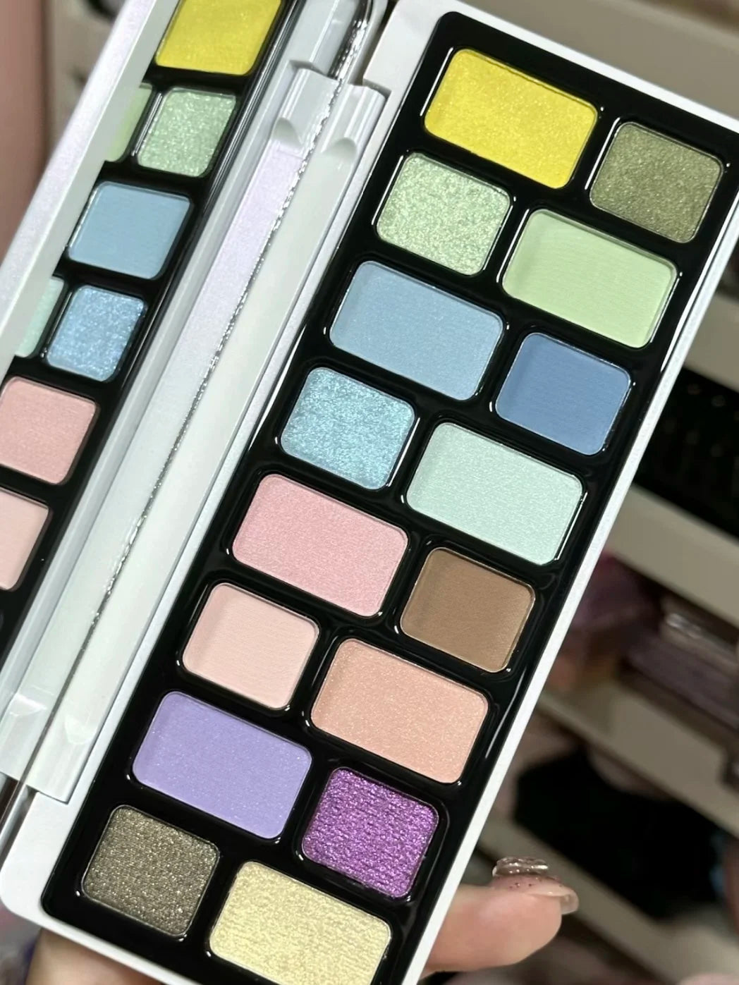 Qianyan 16-Color Eyeshadow Palette – Glitter, Matte & Shimmer