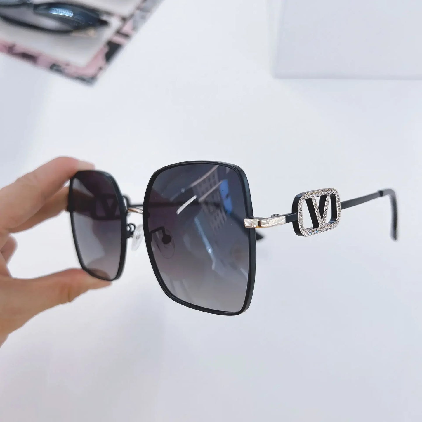 2025 New Fashion Metal Square Polarized Sun Glasses Women Luxury Diamond UV400 Sunglasses Ladies Oversized Eyewears Gafas De Sol