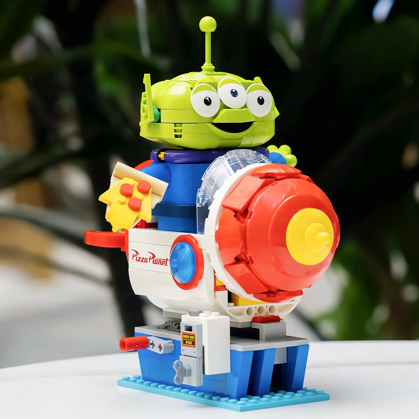 2026 New 570pcs Classic Movie Alien With Pizza Planet Rocket Ride 43307 Three Eyed Alien Building Block Model Toy Ornament Gifts