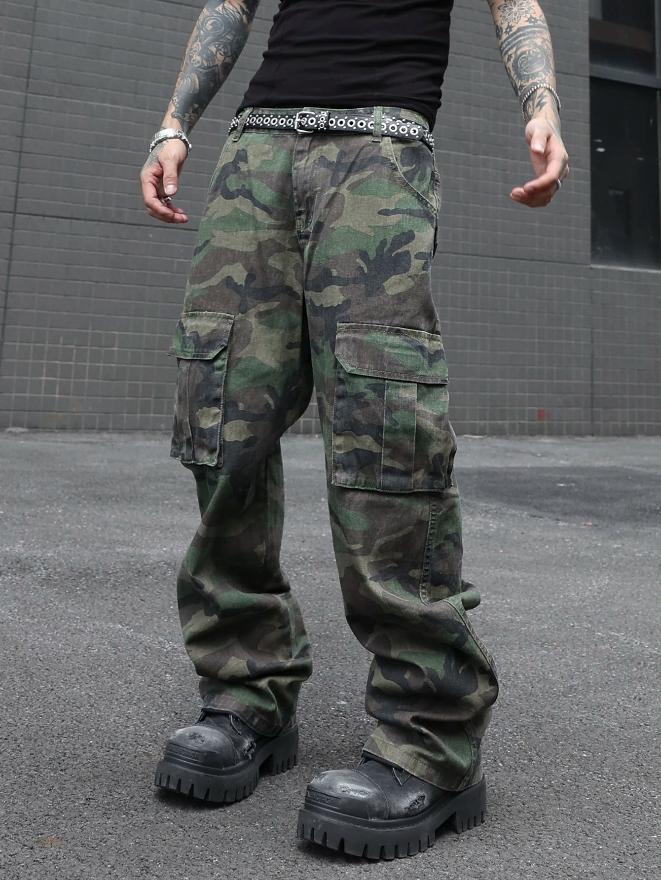 Men's camouflage utility jeans. Multi-pocket design. Stylish and trendy. Loose fit.