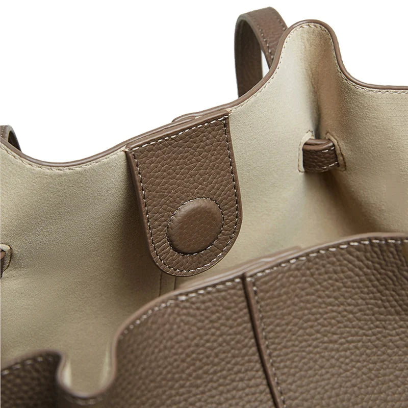 New Women's Large Capacity Cowhide Tote Fashionable Bat Wing Design Genuine Leather Handbag for Commuting Versatile Ladies Bag