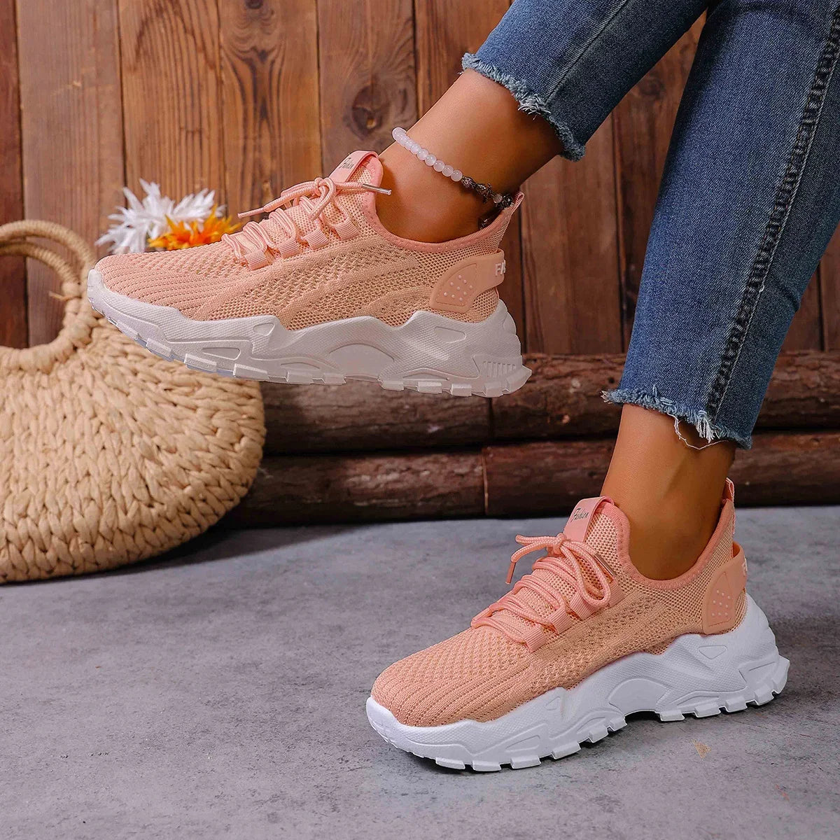 Women’s stylish, breathable, knitted sports shoes for spring and autumn. Casual, lightweight, soft-soled walking shoes